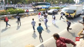 VIDEO: Massa Demonstran Penuhi Kawasan Sekitar Gedung DPR