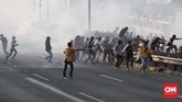 FOTO : Demo di DPR Kembali Berujung Rusuh Sejak sore massa sudah mulai masuk ke jalan tol dan melempari kendaraan polisi. Petugas kemudian menembakkan gas air mata untuk menghalau pedemo.