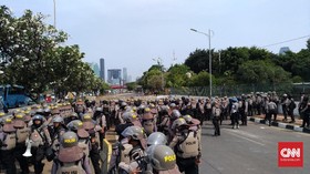 Ribuan Aparat Gabungan Kawal Aksi Demo di KPU dan DPR Hari Ini