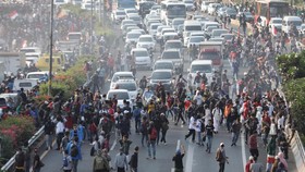 Massa Apdesi Blokade Tol Dalam Kota di Depan DPR