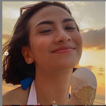 Pakai Baju Renang Seksi, Vanessa Angel Tantang Netizen Masuk Penjara