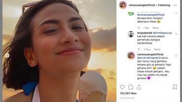 img-title Pakai Baju Renang Seksi, Vanessa Angel Tantang Netizen Masuk Penjara