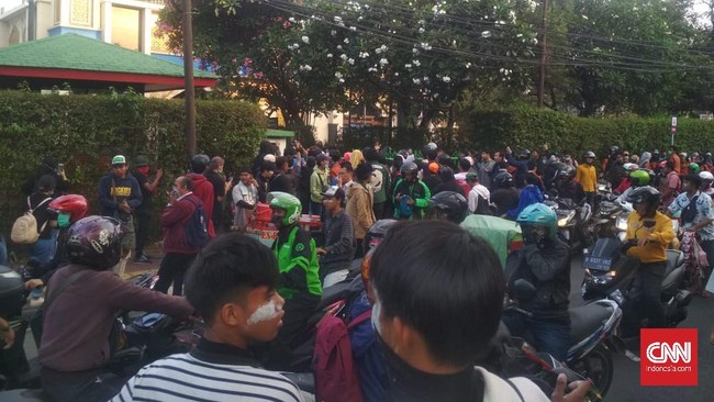 Kini, massa demonstran tengah bersitegang di depan Pasar Palmerah dan Menara Kompas Gramedia.