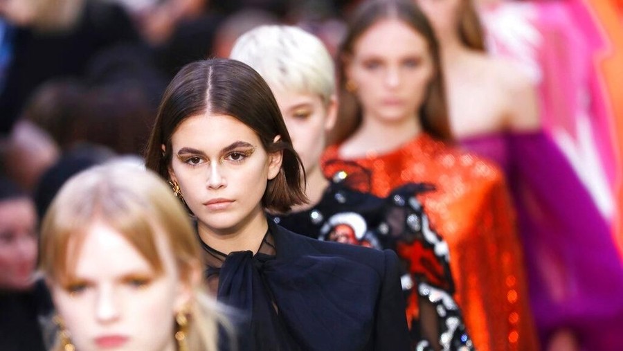 Tampil tanpa bra di Paris Fashion Week, Kaia Gerber menjadi sorotan netizen.