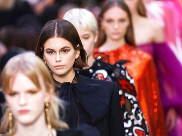 Kemeja Tersibak, Belahan Dada Kaia Gerber Jadi Sorotan di Paris