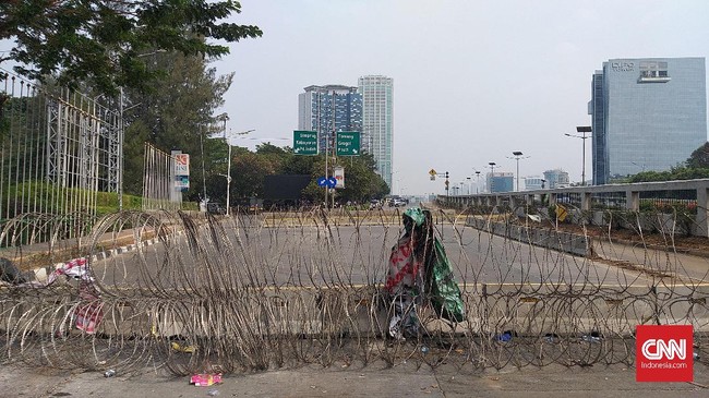 Mobil meriam air, baraccuda, hingga kawat berduri disiapkan aparat untuk mengantisipasi aksi mahasiswa di depan Gedung DPR, 30 September 2019.