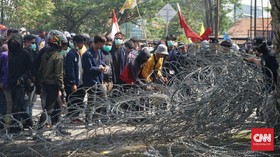 Di Samarinda, Polisi Tembak Gas Air Mata Bubarkan Demonstran