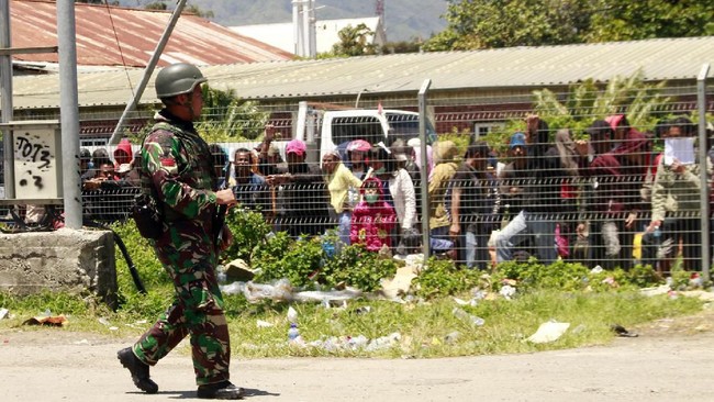 Aparat TNI-Polri menggelar patroli gabungan usai peristiwa bentrok antara massa aksi bela Palestina dengan ormas di Kota Bitung, Sulut, Sabtu (25/11).