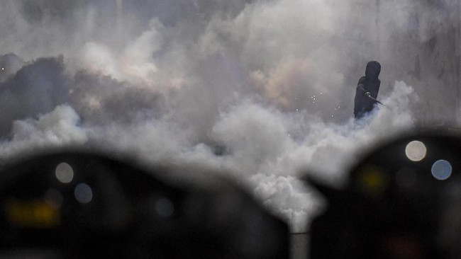 Aliansi Masyarakat Sipil untuk Reformasi Kepolisian menegaskan bahwa ada aturan FIFA tentang larangan penggunaan gas air mata di stadion.
