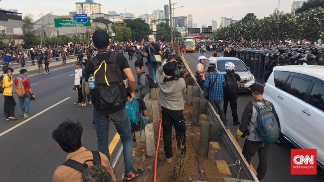 Massa menutup total jalan tol dalam kota yang berada di depan gedung DPR. Massa memadati jalan tol dan mengakibatkan arus lalu lintas lumpuh. 