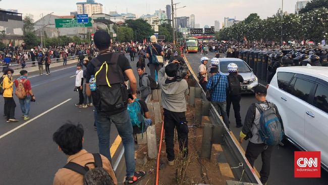 Massa Blokir Jalan Tol Depan DPR, Arus Lalu Lintas Lumpuh Massa menutup total jalan tol dalam kota yang berada di depan gedung DPR. Massa memadati jalan tol dan mengakibatkan arus lalu lintas lumpuh.