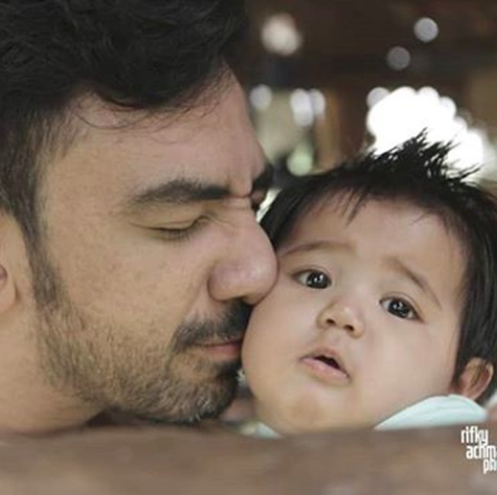 <p>Kecupan sayang Reza DA untuk keponakan tercinta. (Foto: Instagram/ @reza_zakarya_daa)  </p>