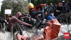 Massa Pelajar Rusak Kawat Berduri di Dekat Gedung DPR