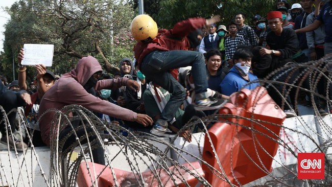 Massa berseragam putih abu-abu sempat merusak kawat berduri yang dipasang untuk menghalangi massa menuju depan gedung DPR.