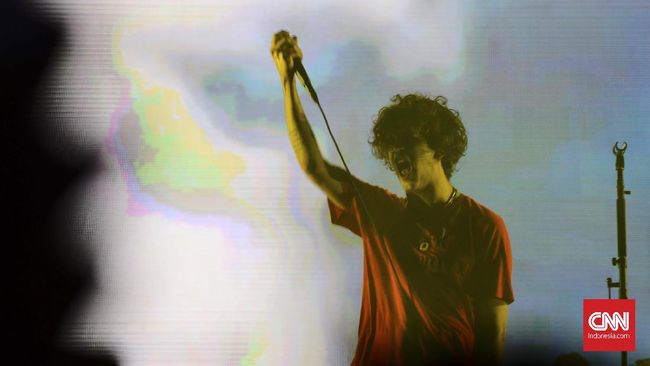 Matthew Healy sang vokalis menyatakan dukungan terhadap seorang wanita yang terancam 16 tahun penjara akibat membuka kerudung di kereta khusus wanita di Iran.
