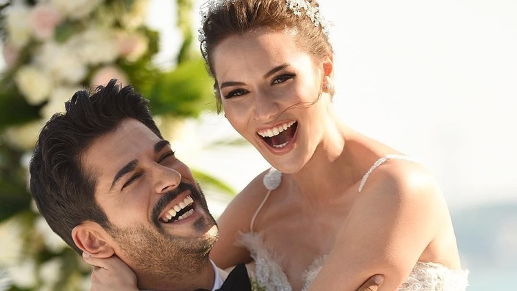 Pasangan artis Turki ini tak segan memperlihatkan sisi romantis mereka.