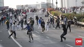 FOTO : Demo di DPR Kembali Berujung Rusuh Sejak sore massa sudah mulai masuk ke jalan tol dan melempari kendaraan polisi. Petugas kemudian menembakkan gas air mata untuk menghalau pedemo.