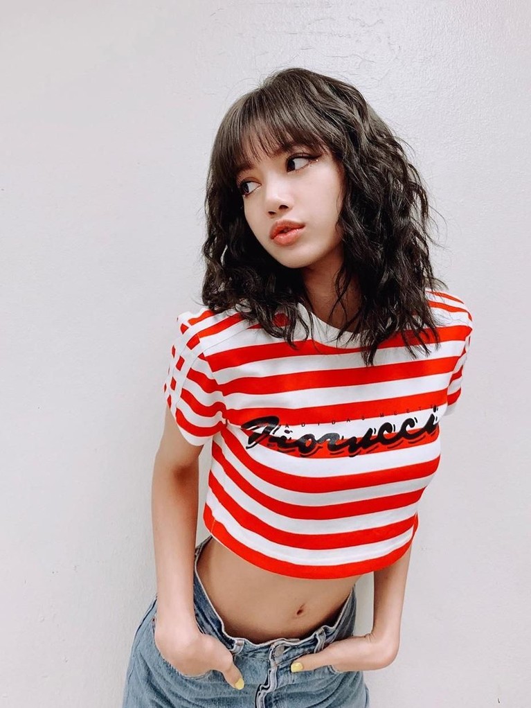 Lisa BLACKPINK merupakan salah satu idol Korea yang memiliki lingkar pinggang kecil atau yang dijuluki dengan pinggang semut.