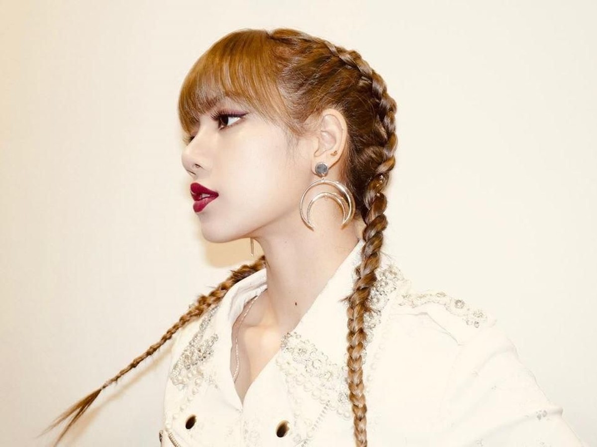 Penampilan seorang artis sering kali menjadi inspirasi bagi penggemar&comma; salah satunya yakni model rambut&period; Berikut gaya rambut Lisa BLACKPINK yang bisa kamu tiru&period;