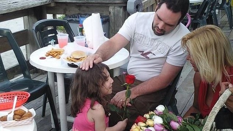 Anak adopsi itu didiagnosis mengidap dwarfisme. Sang ibu pun mengaku sempat diancam dibunuh.