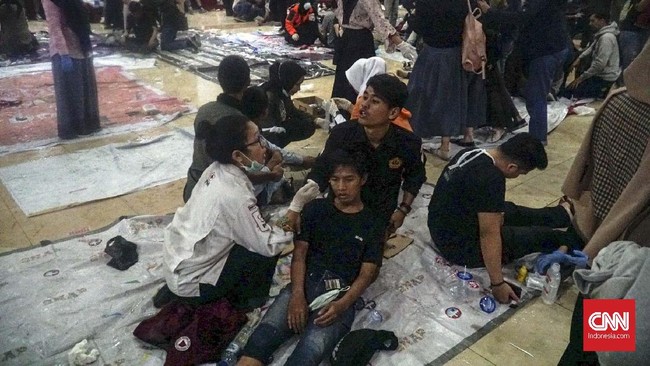 Sebanyak 186 mahasiswa terluka akibat kericuhan di depan gedung DPRD Jawa Barat. Ratusan mahasiswa itu dibawa ke Universitas Islam Bandung untuk dirawat.