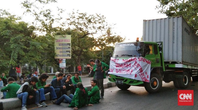Mahasiswa UIN Alauddin, Makassar mulai memblokir jalan pada pukul 13.00 WITA menggunakan truk kontainer.