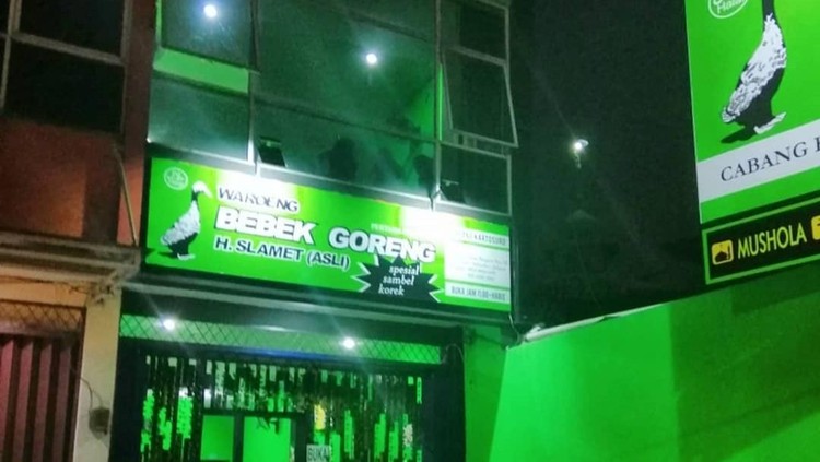 Pemilik warung Bebek Goreng H. Slamet meninggal dunia karena penyakit jantung.