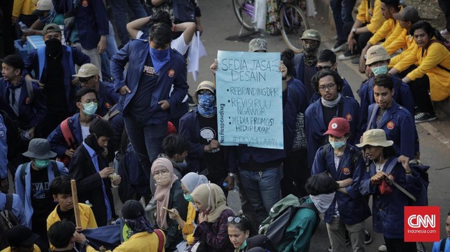 Korban terkena peluru karet saat demonstrasi menolak UU Omnibus Law Ciptaker di Baubau, Sulawesi Tenggara.