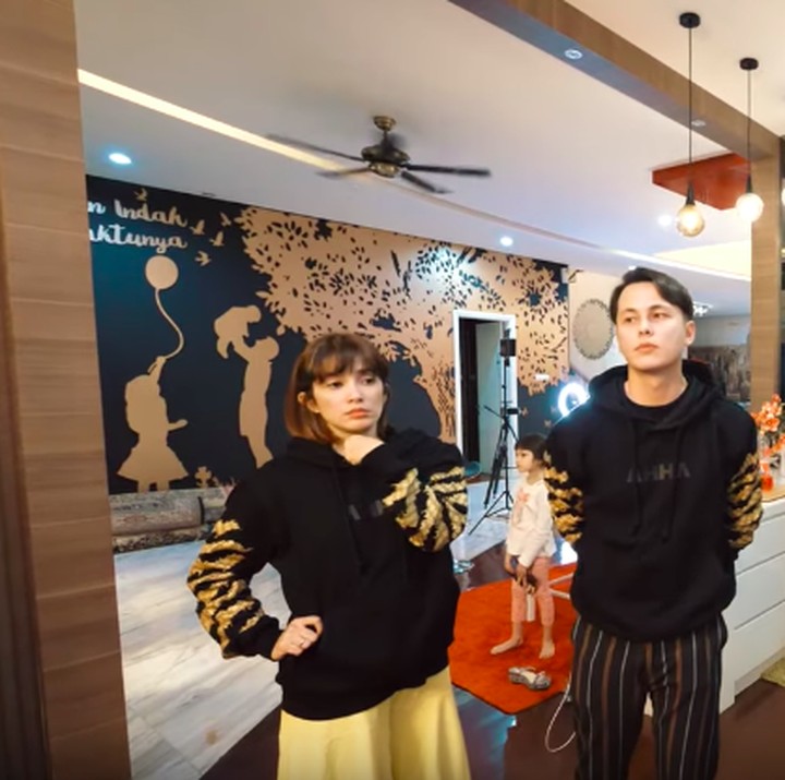 <p>Ussy dan Andikha sampai melibatkan 3 desainer interior untuk menata setiap bagian rumahnya. Tertarik untuk menyontek gaya rumah mereka? (Foto: YouTube Atta Halilintar)</p>