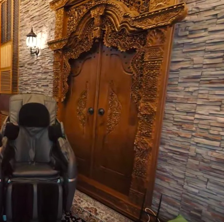 <p>Setelah gagal dibuat vertical garden, mereka memutuskan untuk menghias dengan bantal-bantal. Sampai akhirnya dibuat dengan nuansa etnik, dengan menempatkan gebyog Bali berupa pintu ukir-ukiran di temboknya. (Foto: YouTube Atta Halilintar)</p>