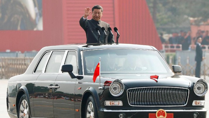 Chinese President Xi Jinping waves from a vehicle as he reviews the troops at a military parade marking the 70th founding anniversary of People's Republic of China, on its National Day in Beijing, China October 1, 2019.  REUTERS/Thomas Peter     TPX IMAGES OF THE DAY