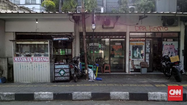 Seorang anak di bawah umur mendatangi warteg di Palmerah untuk memborong persediaan sambal. Pemilik warteg curiga karena saat itu, bentrok hampir pecah.