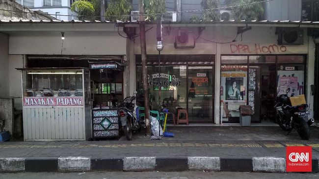 Cerita Pemilik Warteg Palmerah soal Pedemo Mau Borong Sambal Seorang anak di bawah umur mendatangi warteg di Palmerah untuk memborong persediaan sambal. Pemilik warteg curiga karena saat itu, bentrok hampir pecah.
