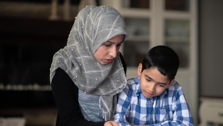 Mengajarkan anak pendidikan seksual penting, Bun. Lalu, bagaimana pendidikan seksual menurut Islam yang perlu diberi ke anak?