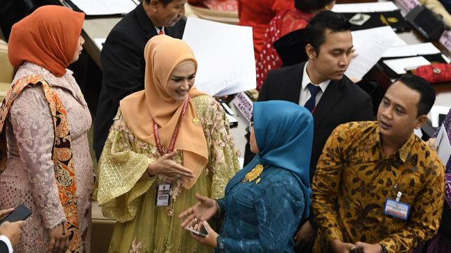 Saat dilantik menjadi anggota DPR RI, Mulan Jameela menggunakan busana yang terinspirasi dari baju bodo dan dibuat oleh Didiet Maulana. 