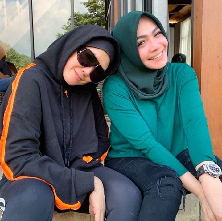 <p>Sehat dan bahagia selalu, Bunda Rieta Amilia dan Nicky Astria. Kompak selalu ya. (Foto: Instagram @rieta_amilia)</p>