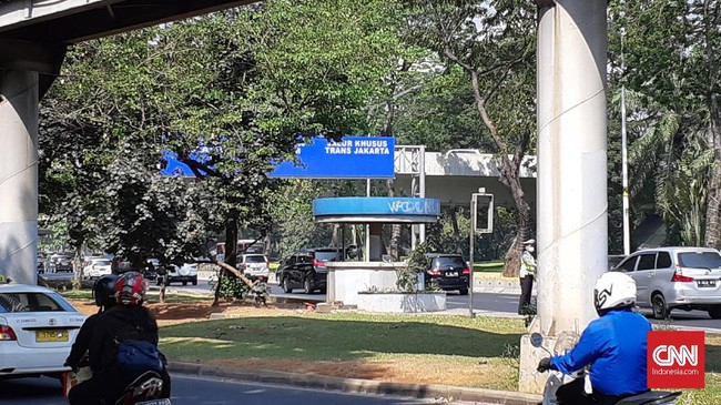 Rasa perih yang ditimbulkan efek gas masih terasa saat melintas di depan Unika Atma Jaya Jakarta, imbas kerusuhan pascademo mahasiswa kemarin.