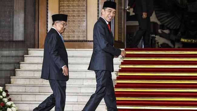 Presiden Jokowi saat hadir di HUT ke-55 Partai Golkar, sempat mengobrol dengan eks wapresnya, Jusuf Kalla dan mengatakan dia kini sudah merasa bebas dan lepas.
