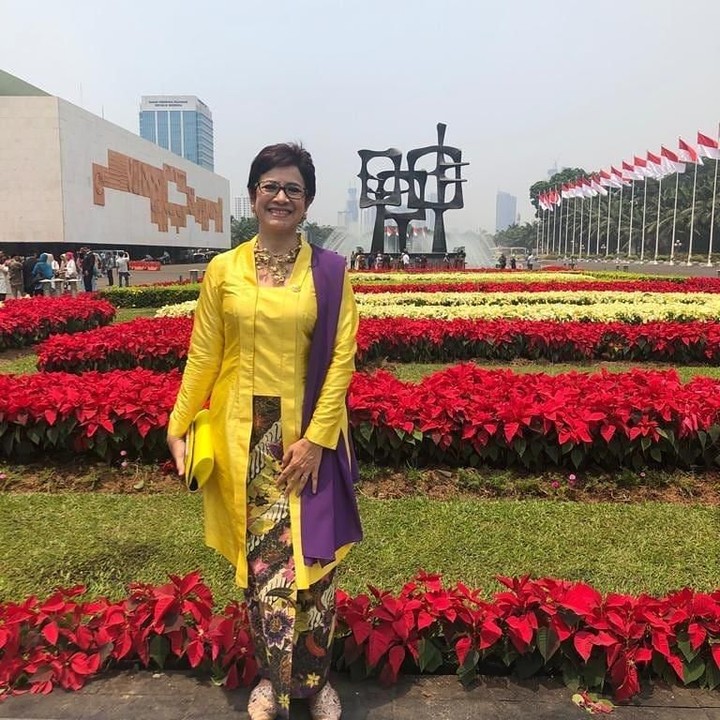 <p>Sementara itu anggota DPR dari Dapil Jawa Barat I, Nurul Arifin, mengenakan kebaya berwarna kuning yang dipadu dengan selendang ungu dalam acara Pelantikan DPR. (Foto: Instagram @na_nurularifin)</p>