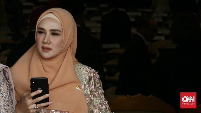 Mulan Jameela akan diperiksa dalam kasus investasi Memiles. Pemanggilannya memicu polemik antara Istana dan kuasa hukum Mulan.
