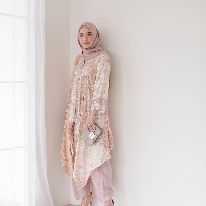 <p>OOTD selebgram Mega Iskanti termasuk yang paling banyak ditiru netizen, termasuk gayanya saat ke resepsi ini. Mega terlihat cantik dalam balutan batik modern berwarna pastel. (Foto: Instagram @megaiskanti)</p>
