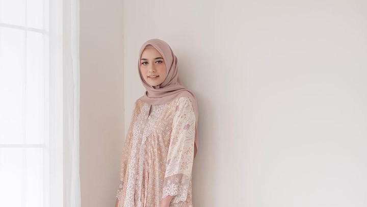 6 OOTD Batik Hijab Selebgram dan Artis, Kece-kece Semua ...