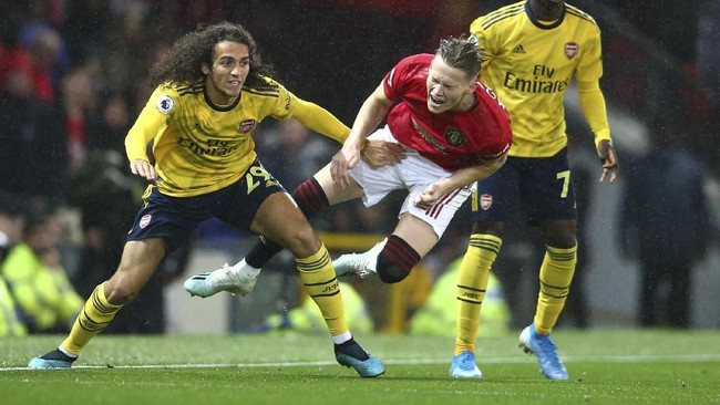 Manchester United harus puas berbagi angka dengan Arsenal usai bermain imbang 1-1 pada pertandingan lanjutan Liga Inggris di Old Trafford, Senin (30/9).