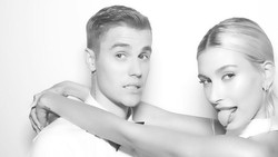Wow... Hailey Baldwin Dapat Cincin Kawin Tiga Tumpuk dari Justin Bieber