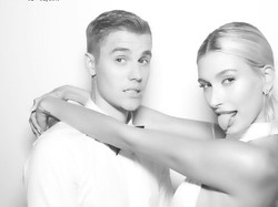 Wow... Hailey Baldwin Dapat Cincin Kawin Tiga Tumpuk dari Justin Bieber