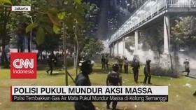 VIDEO: Polisi Pukul Mundur Aksi Massa