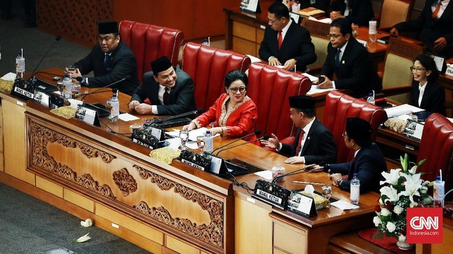 Rapat paripurna DPR ke-3 tahun sidang 2019-2020 dengan agenda menetapkan Alat Kelangkapan Dewan (AKD) pada Selasa (22/10) molor hampir dua jam.