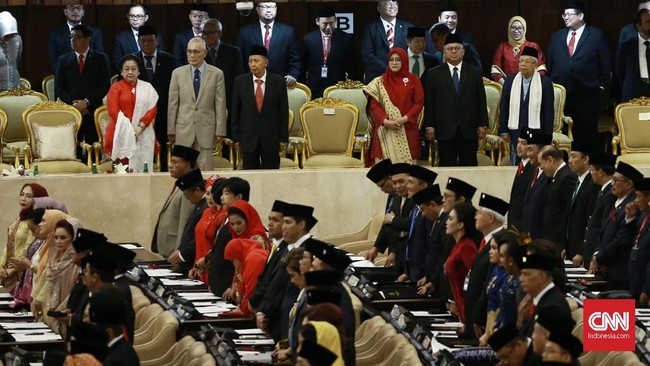 Gerindra mengusulkan sidang diskors untuk lobi pemilihan Ketua MPR, namun usul itu ditolak Golkar yang mengajukan kadernya, Bambang Soesatyo memimpin MPR.