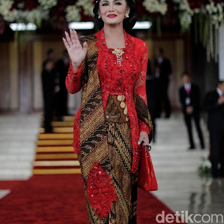 <p>Anggota DPR dari Dapil Jawa Timur V, Krisdayanti, tampil anggun dalam balutan kebaya Anne Avantie di acara Pelantikan DPR. (Foto: Adhi Wicaksono)</p>