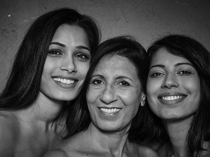Foto Freida Pinto, Si Cantik di 'Slumdog Millionaire' & Keluarga